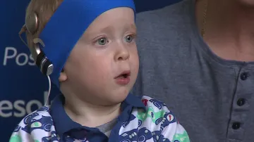 Malý Šimon se s novým implantátem učí teprve slyšet
