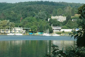 Voda v přírodních koupalištích zůstává čistá i po vlně veder