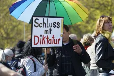 Německá kontrarozvědka sleduje části hnutí „popíračů covidu-19“, chtějí podle ní delegitimizovat stát