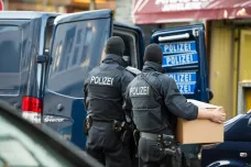 V Německu zatkli tři syrské mladíky, IS je mohl vyslat do Evropy spolu s pařížskými teroristy