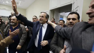 Antonis Samaras se zdraví se svými příznivci