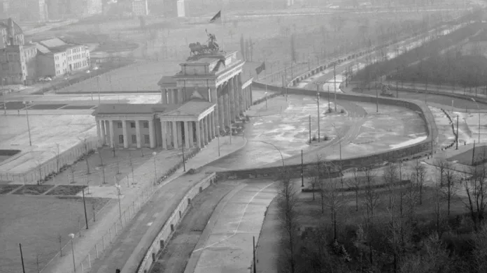 Pusté okolí Berlínské zdi kolem Braniborské brány v roce 1961, krátce po jejím dokončení.