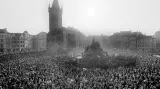 Praha, 25. únor 1990 - Staroměstské náměstí - Občané přišli přivítat prezidenta V. Havla po návratu z oficiální cesty do USA v den výročí komunistického puče v roce 1948
