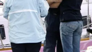 Jachtařka Jessica Watson se loučí s rodiči