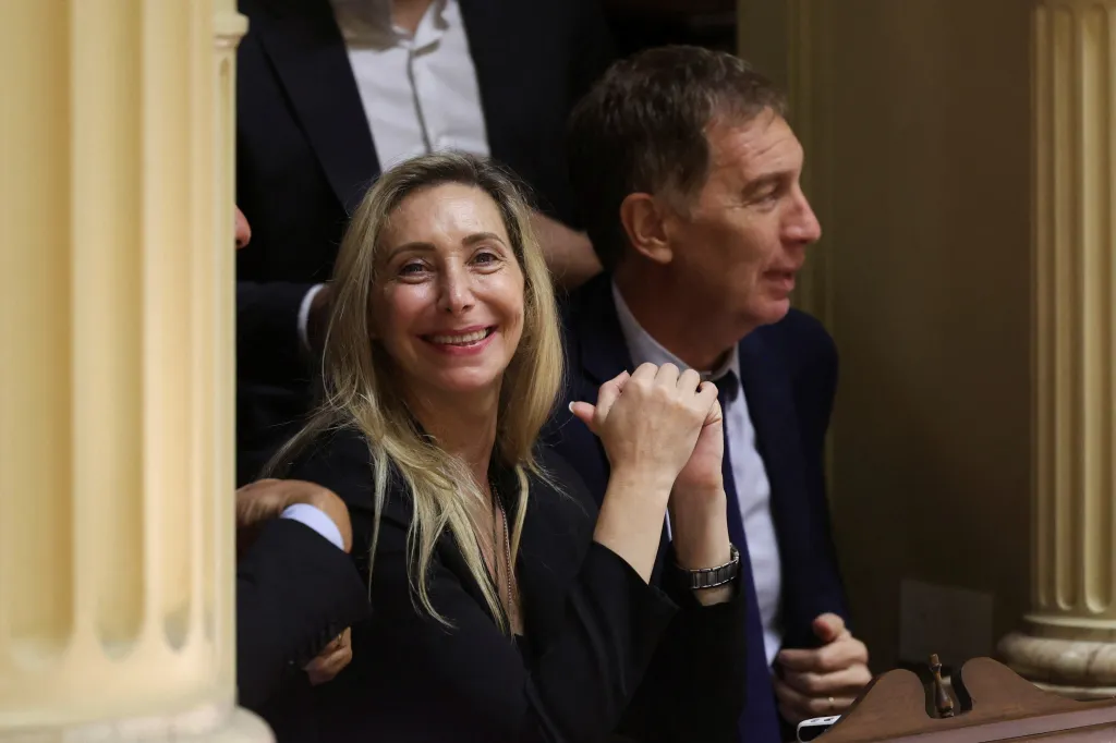 Šéfka prezidentské kanceláře Karina Mileiová, sestra prezidenta Javiera Mileie, při jednání senátu o reformě