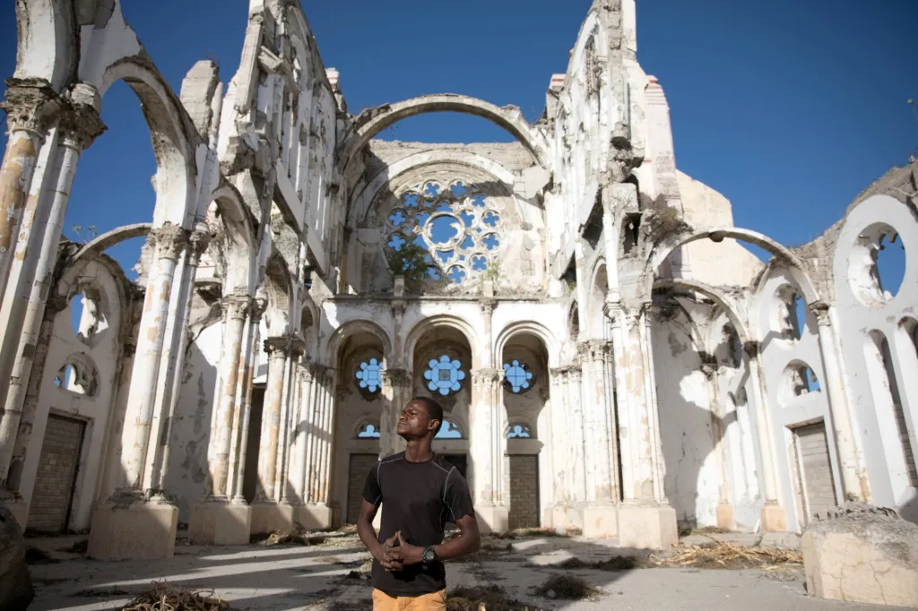 Deset let po zemětřesení v Port-au-Prince na Haiti se prochází duchovní Paul Christandro po své katedrále Notre-Dame de l'Assomption, která přišla během neštěstí o střechu a dodnes nebyla zrenovována