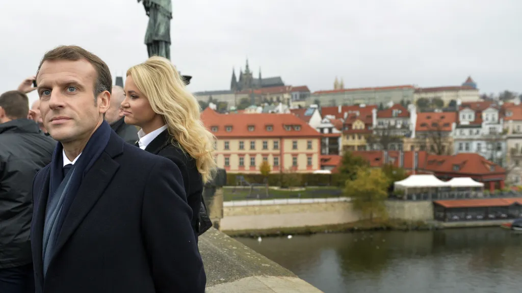 Emmanuel Macron a Monika Babišová na Karlově mostě