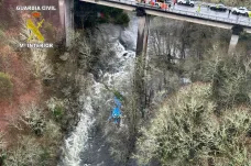 Na severozápadě Španělska spadl autobus z mostu do řeky. Zahynulo nejméně šest lidí