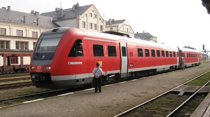 Jednotka DB Regio řady 612, která je jako produkt Alstomu s naklápěcí skříní nazývána pendolino podobně jako jednotky ČD řady 680, stojí v Liberci na cestě z Tanvaldu do Drážďan.