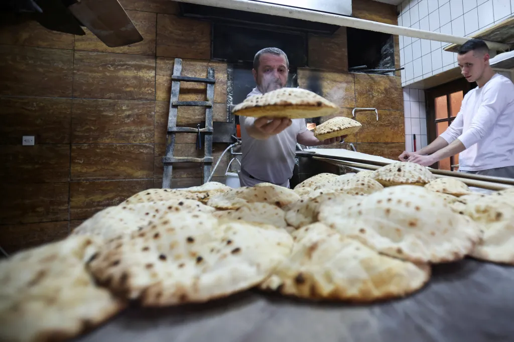 Tradičním pokrmem v Bosně a Hercegovině je chlebová placka. Mnoho lidí při příležitosti ramadánu navštěvuje sarajevskou pekárnu „Poricanin“, která je peče již přes sto let