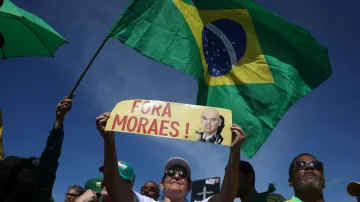 Nápis kritizující soudce Moraese