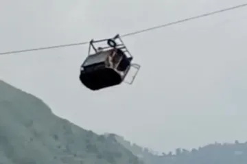 V Pákistánu se zasekla po domácku vyrobená lanovka, záchranáři vyprostili všech osm lidí