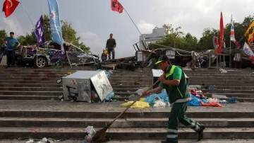 Úklid na Taksimském náměstí