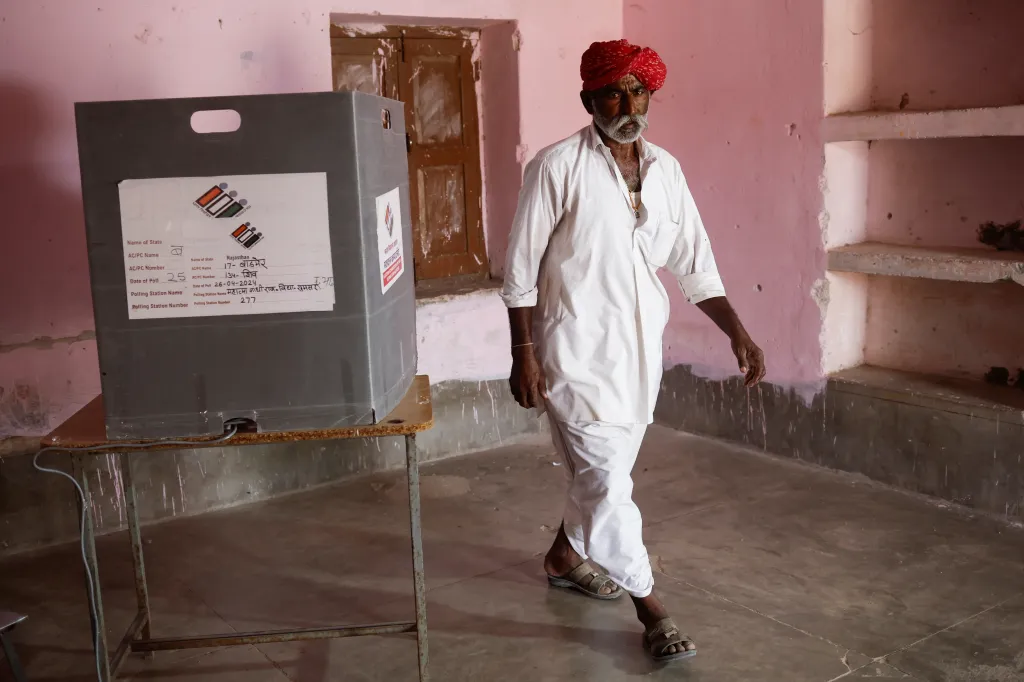 Muž odchází z volební místnosti v Barmeru