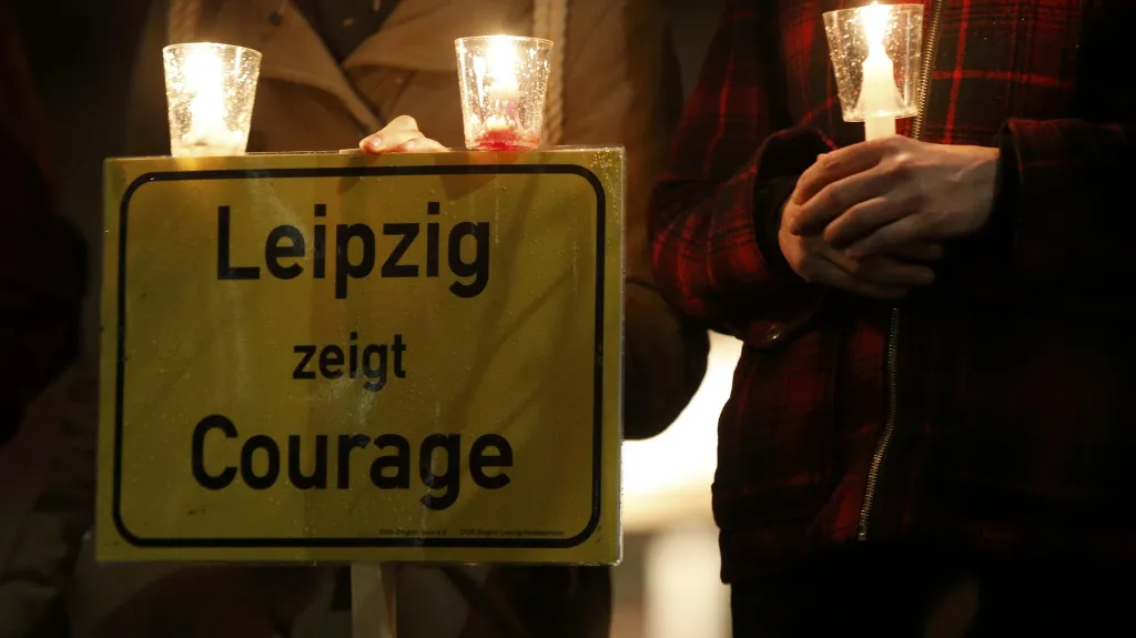 Demonstranti vytvořili v Lipsku řetěz světel na podporu tolerance