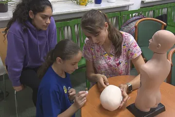 Seznámení se s lékařským prostředím může autistickým dětem pomoci v krizi, říká psycholog