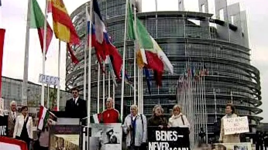 Demonstrace proti Benešovým dekretům