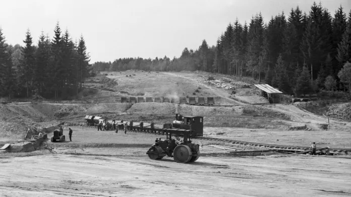 Stavba dálnice mezi obcemi Píšť a Vojslavice v létě 1939