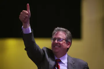 Republikánský kandidát na prokurátora manipuloval s volebním přístrojem, uvádí Reuters