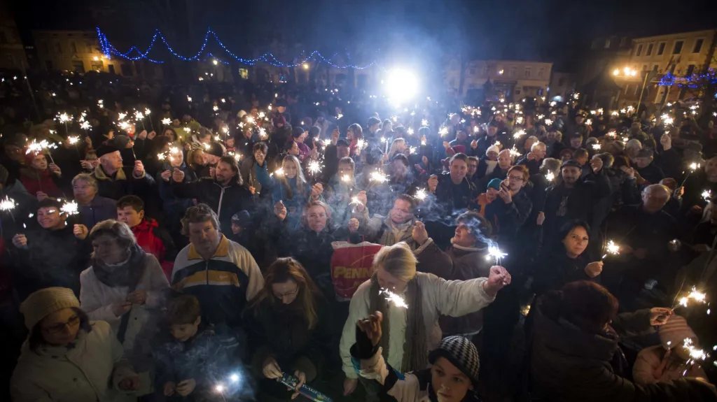 Odpůrci plánu zřídit v Králíkách ženskou věznici se shromáždili na tamějším Velkém náměstí