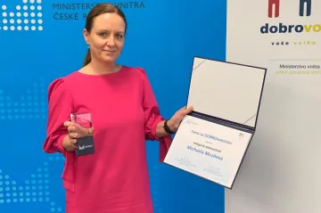 Cenu za dobrovolnictví získala žena, která v Jihlavě pomáhá uprchlíkům z Ukrajiny
