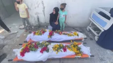 Těla exhumovaná z masového hrobu v Pásmu Gazy