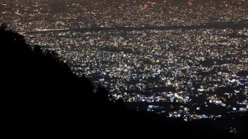 Indické město Káthmándú zářící světly svátku Díválí