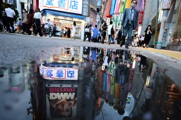 Pandemie ve světě: Tokio hlásí rekordní nárůst nakažených, v EU má první dávku vakcíny sedmdesát procent lidí