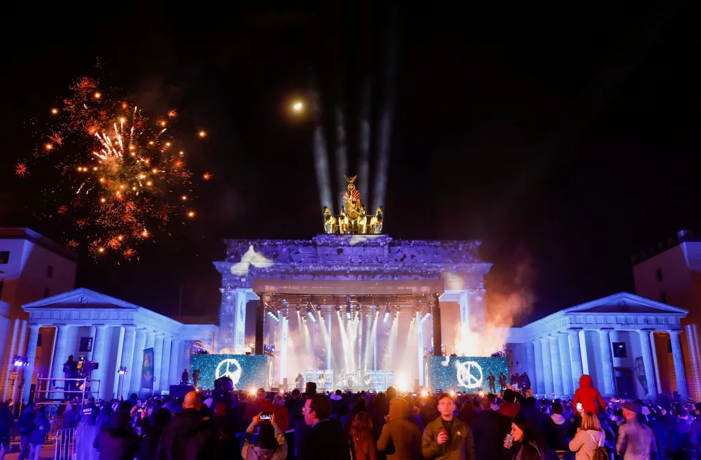 Světelnou show i ohňostroj mohli vidět Berlíňané u Braniborské brány