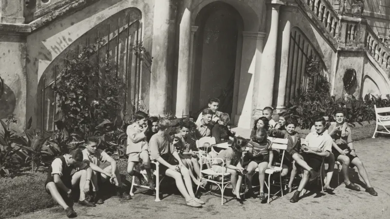 Židovské děti na zámku Štiřín při svačině, 1945