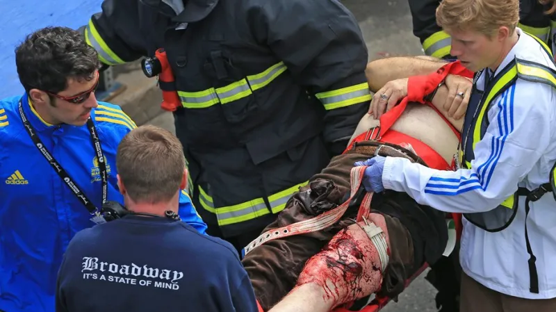 Odvážení raněných z místa výbuchu