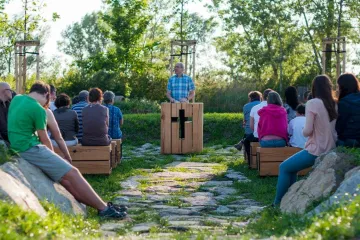 Místo zdí kmeny, místo střechy větve. Stromové kaple lákají věřící, novomanžele i turisty 