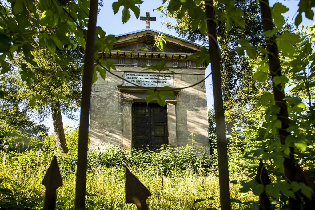 Na západním okraji Veltrus, nedaleko klasicistní brány do zámeckého parku, stojí za zmínku pamětní hrobní kaple z let 1832–1835. Tu zde nechal postavit kníže Rudolf Kinský na památku svému otci Ferdinandu, který zde 2. 11. 1812 nešťastně spadl z koně a druhý den na následky zranění zemřel.