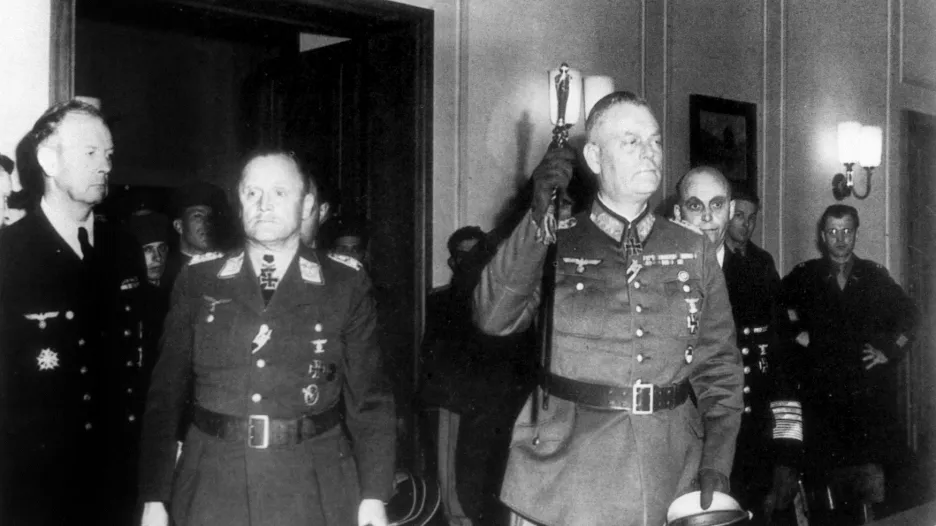 Velitelé německých ozbrojených sil (zleva) Hans-Georg von Friedeburg, Hans-Jürgen Stumpff a Wilhelm Keitel