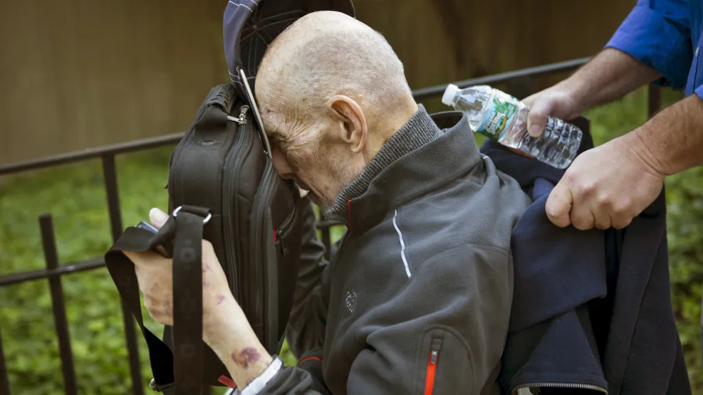 Irwin Lipkin opouští soudní budovu