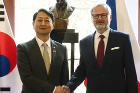 KHNP v tendru na dostavbu Dukovan jasně uspěla, řekl Fiala. S Koreou chce spolupracovat i nadále