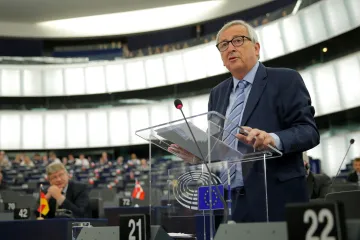 Europoslanci ocenili Junckerovu Komisi za sociální politiku. Kritizovali přístup k migraci