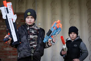 Zákopy místo hřiště. Dětství ukrajinských bratrů poznamenala válka
