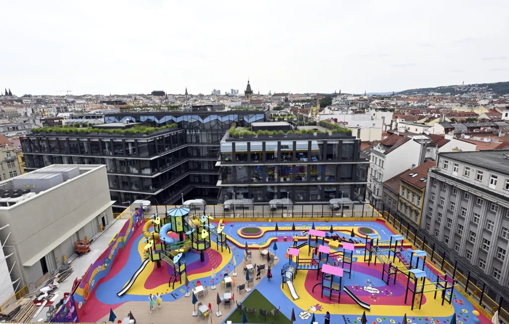 Dětský zábavní park Lvíčkov v pátém patře. V pozadí stojí budova Quadrio