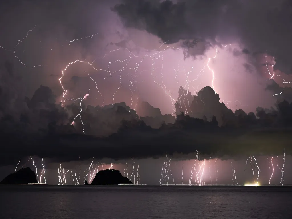 Jin Hee Yoo, Seogwipo-si, Jeju-do v Jižní Koreji: Suché blesky

Byla to noc, kdy blesky svítily celé hodiny a každým úderem osvětlovaly temnou oblohu