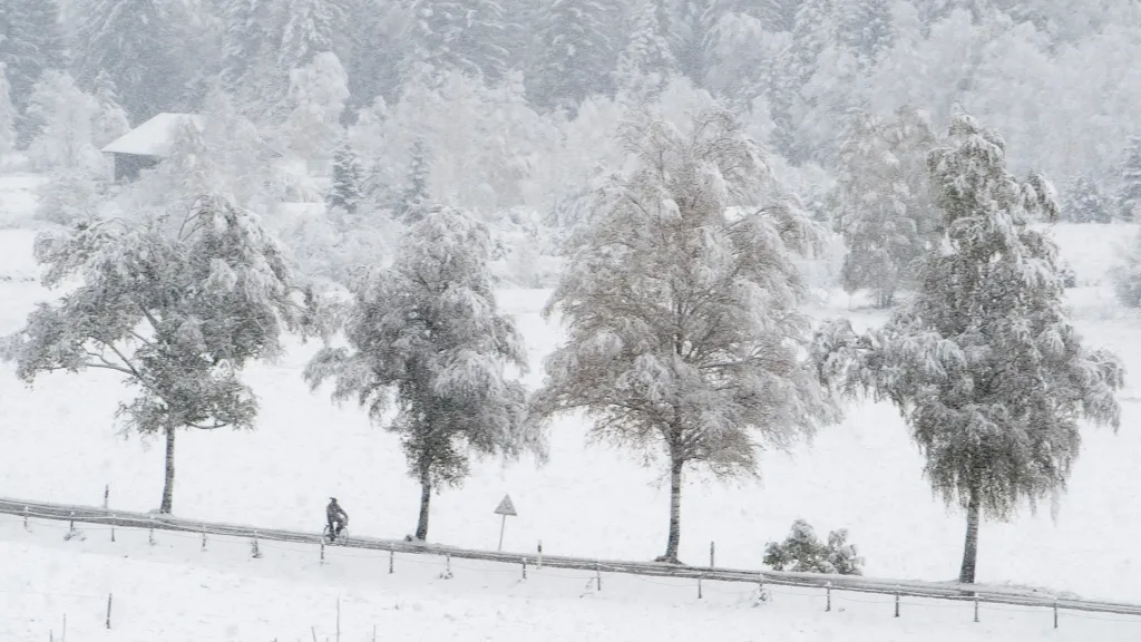 Sníh a námraza komplikují život řidičům