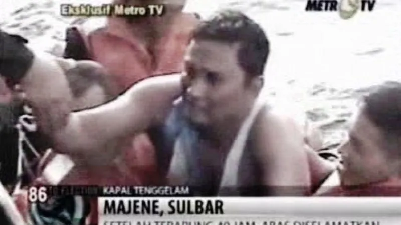 Muž zachráněný z potopeného trajektu