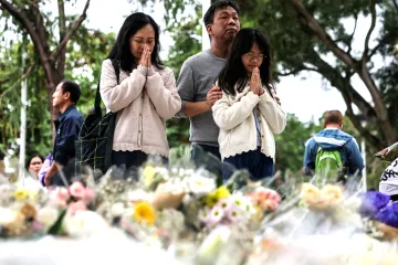 Tisíce lidí uctily památku obětí požáru bytového komplexu v Hongkongu