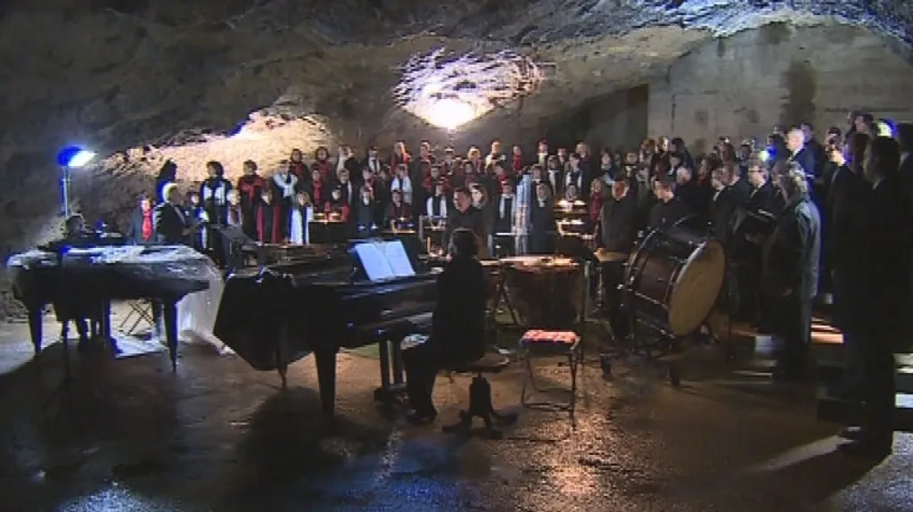 Koncert tří sborů v jeskyni Výpustek v Moravském krasu