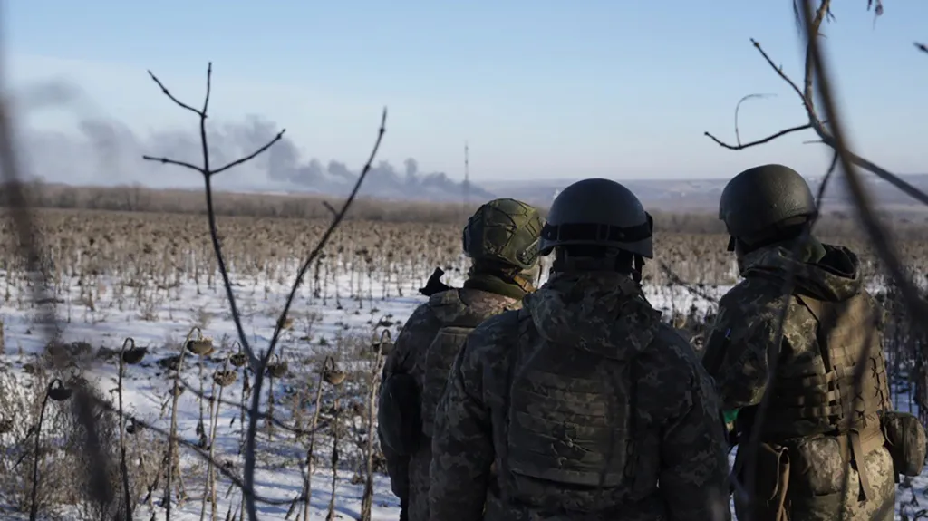 Ukrajinští vojáci pozorují dým nad Soledarem