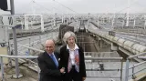 Ministři vnitra Francie a Británie Bernard Cazeneuve a Theresa Mayová u eurotunelu