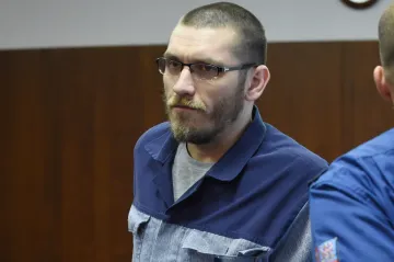 Kdo spoutal řetězem muže v bunkru? Soud jednoho z podezřelých osvobodil