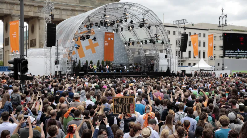 Debatě Merkelové s Obamou přihlížely desetitisíce lidí