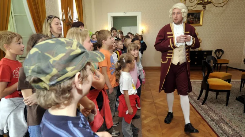 Rok Boženy Němcové / postavy z Babičky na ratibořickém zámku