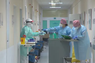 Hospitalizovaných s covidem je nejméně od začátku listopadu. Rakušan předloží seznam profesí pro pracovní karanténu